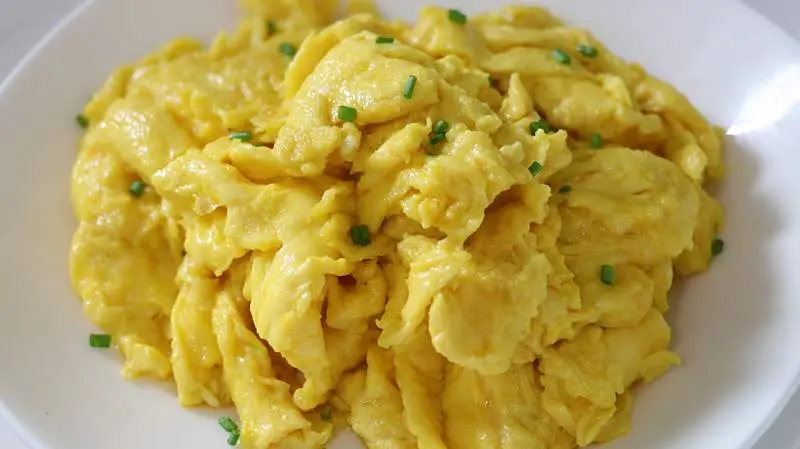 同樣炒雞蛋，有人做的緊實老硬，有人做的蓬松像雲朵，差別在「加沒加溫水」。（來源：images）