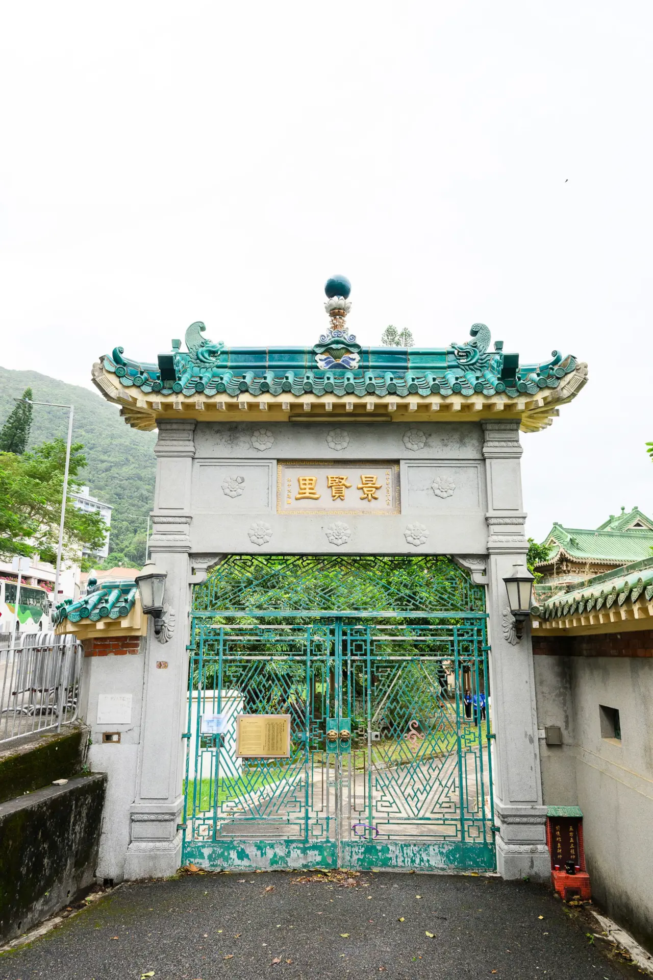 室內天花的金漆灰塑橫樑不僅增強樓板承載力，更帶來華麗視覺體驗，地面鋪設大理石地磚、木地板及馬賽克嵌砌圖案，窗戶配備彩色玻璃、花崗石窗框和中式圖案金屬窗芯，處處彰顯精緻工藝。(圖：發展局局長網誌「局長隨筆」)