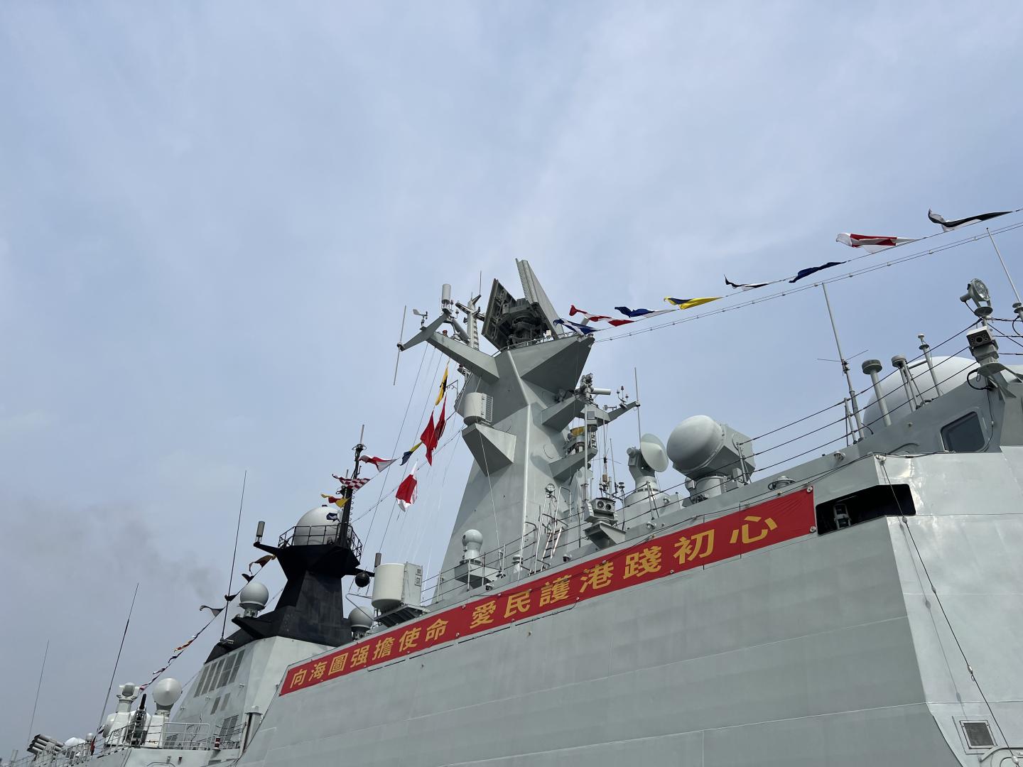 運城艦橫幅寫着「向海圖強擔使命，愛民護港踐初心」。(圖:陳杰)