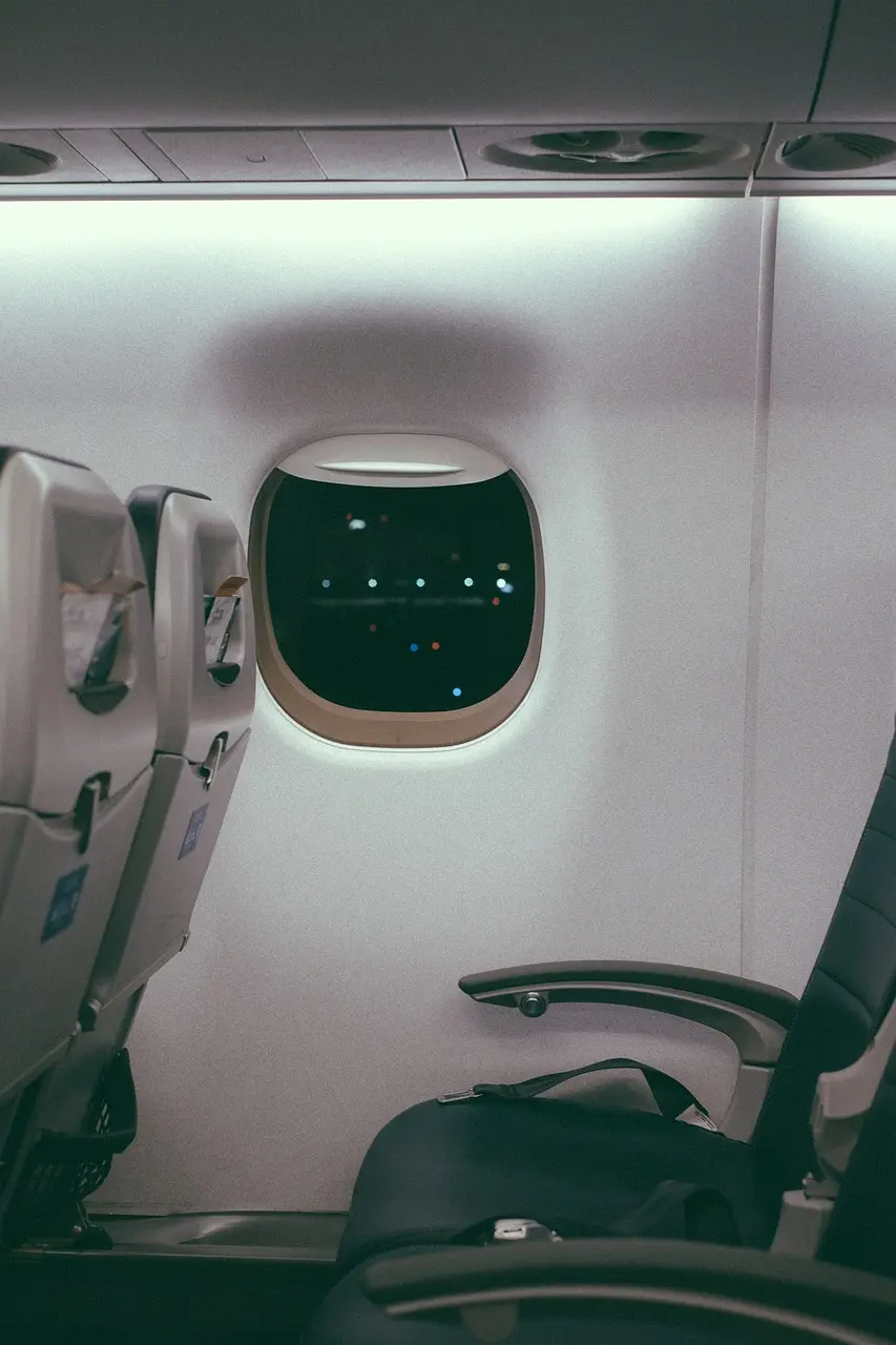 搭機起降時空服員總要求打開遮陽板，不少旅客覺得麻煩。機師揭露兩大安全重點，起飛降落為事故高風險階段，開啟遮陽板不僅方便觀察外部狀況，也能讓眼睛適應光線，攸關緊急逃生安危。（示意圖來源：pixabay）
