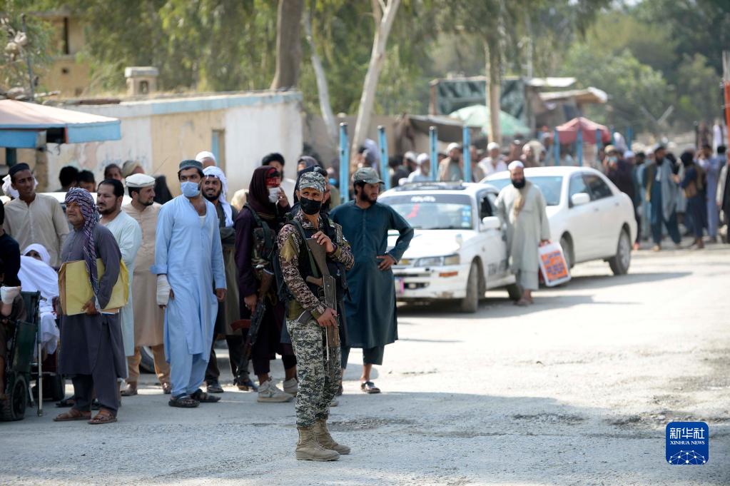 巴基斯坦士兵在巴基斯坦與阿富汗的邊境口岸多爾哈姆警戒。新華社發（艾哈邁德·卡邁勒 攝）