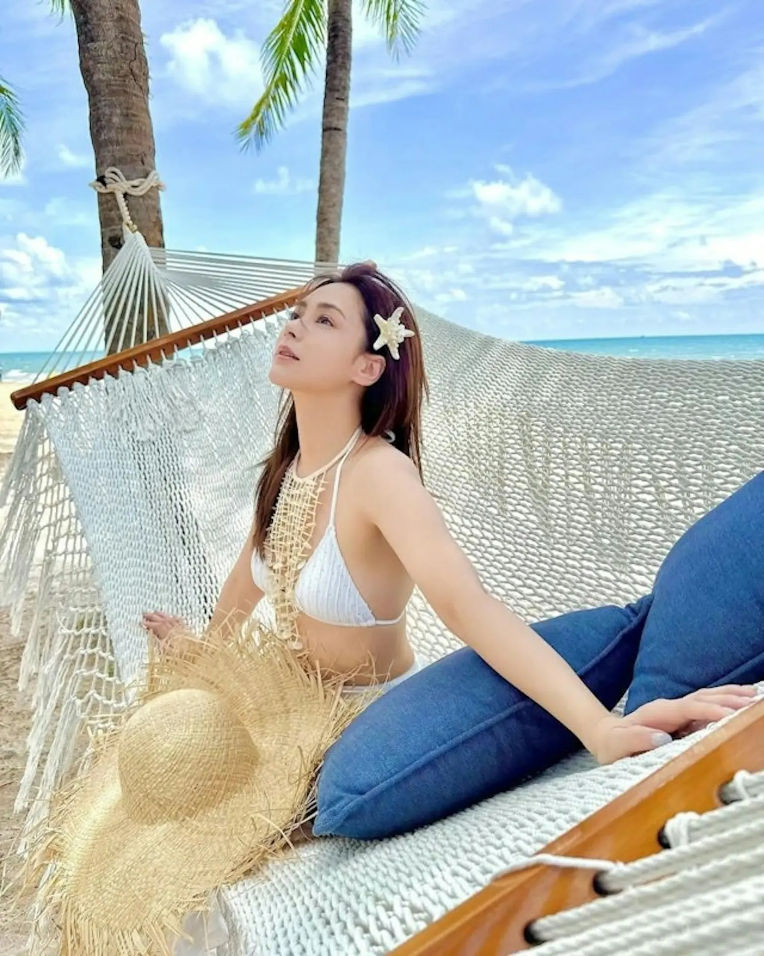 瘦身後的阿嬌近期頻頻在社交平台分享狀態:不僅曬出旅遊時的比堅尼性感美照,更拍片挑戰「下頜線切水果」,手持蘋果沿尖銳下頜線劃過的可愛模樣。(圖:網絡翻攝)