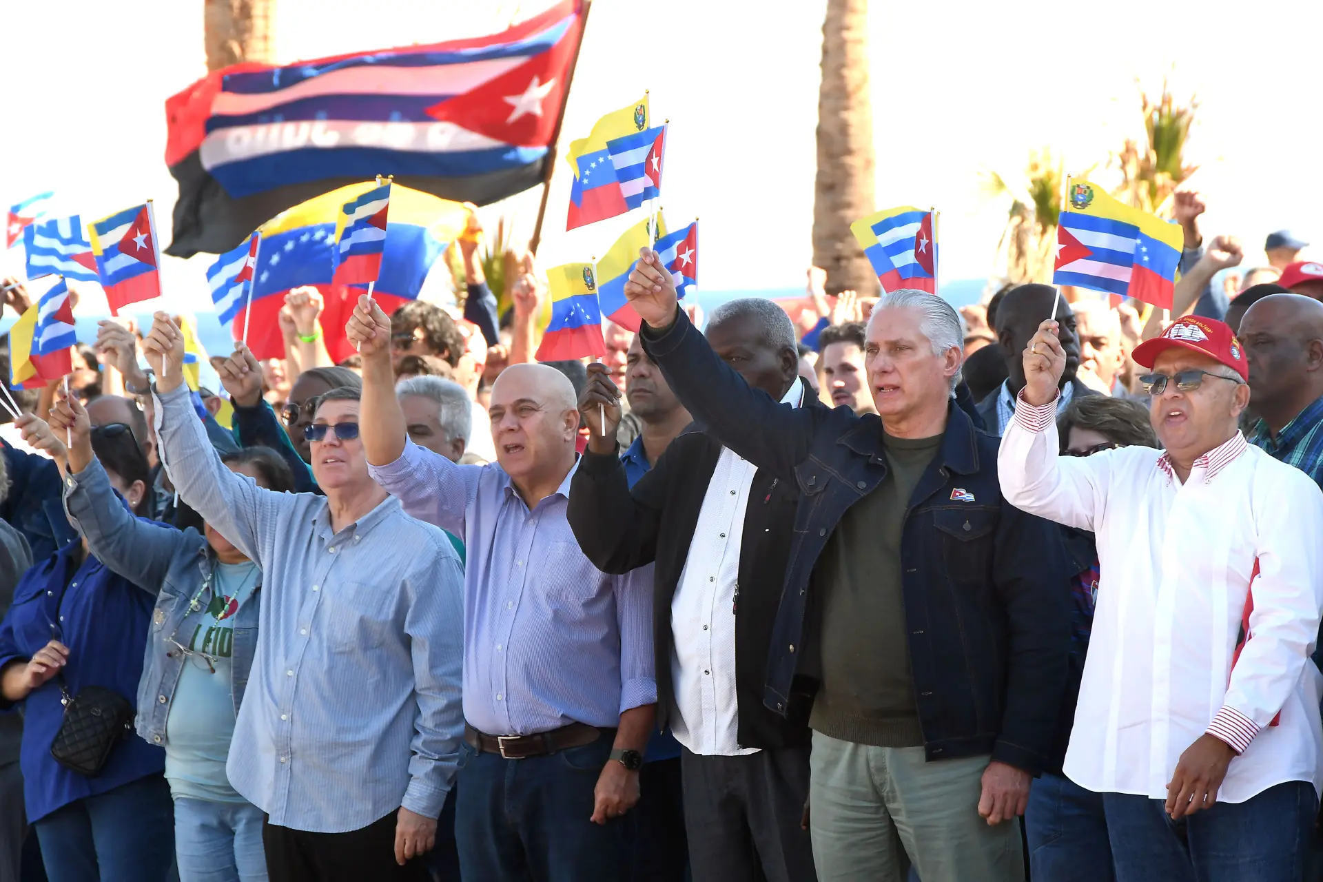 古巴的處境因此也會變得艱難，該國所派往委內瑞拉的上萬名專業人才;以「技術服務」換取石油。而此次行動中，唯有數十名擔任馬杜羅保鑣的古巴軍人在交火中勇敢的陣亡，造成六名美軍受傷。(圖：新華社)