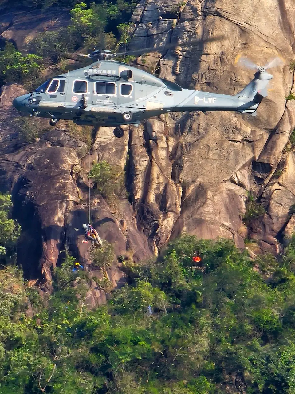 43 歲男子獨自往屯門九逕山爬山，懷疑失足墮崖身亡。政府飛行服務隊出動直升機吊運遺體。（facebook）