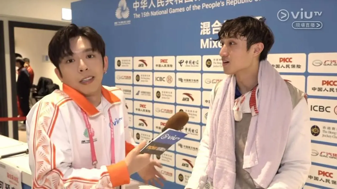 Edan 早前曾以客串記者身份訪問老友、港隊劍擊代表蔡俊彥，他笑指這是首次現場觀看對方比賽，可惜蔡俊彥首天便止步，未能看到更多精彩表現。對於訪問中二人互窒的互動意外受歡迎，Edan 坦言沒想到大家會喜愛，強調只是做回平日的自己。(圖：視頻截圖)