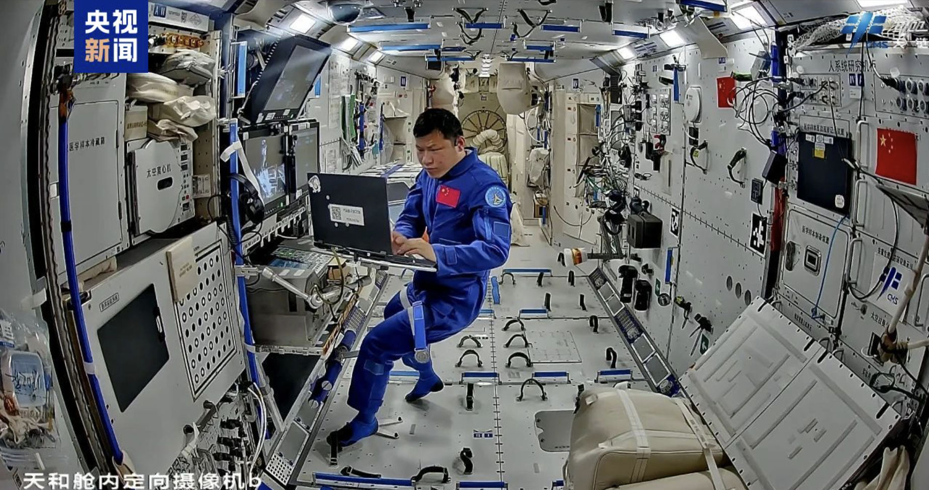 王杰在艙內工作。(央視新聞)