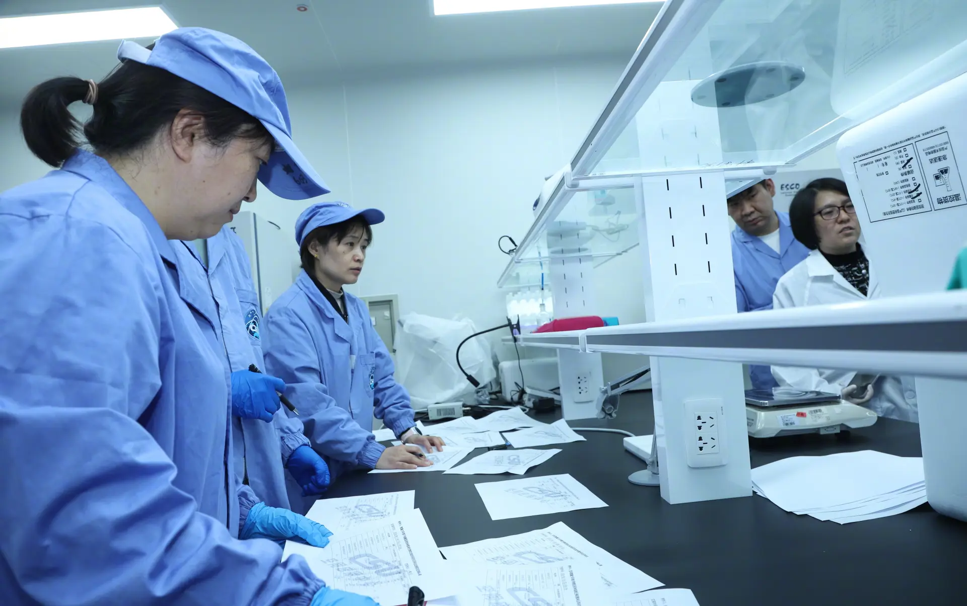 另類「太空珍寶」中，斑馬魚與金魚藻組成的水生生態艙在轨運行 43 天，創下國際同類實驗最長紀錄，為深空生命支持系統研發積累重要數據。(圖：央視新聞@微博)