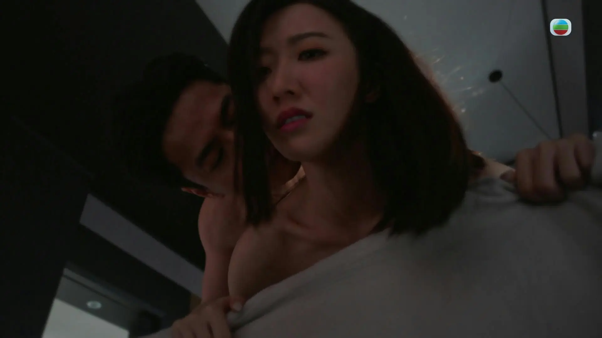 備受關注的是，何依婷的老公對這場大尺度戲份並無「詐型」，反而全力支持。她表示，收到劇本後已第一時間告知老公，對方不僅支持她的工作，劇集播出後更會一起觀看。​(圖：TVB《金式森林》截圖)