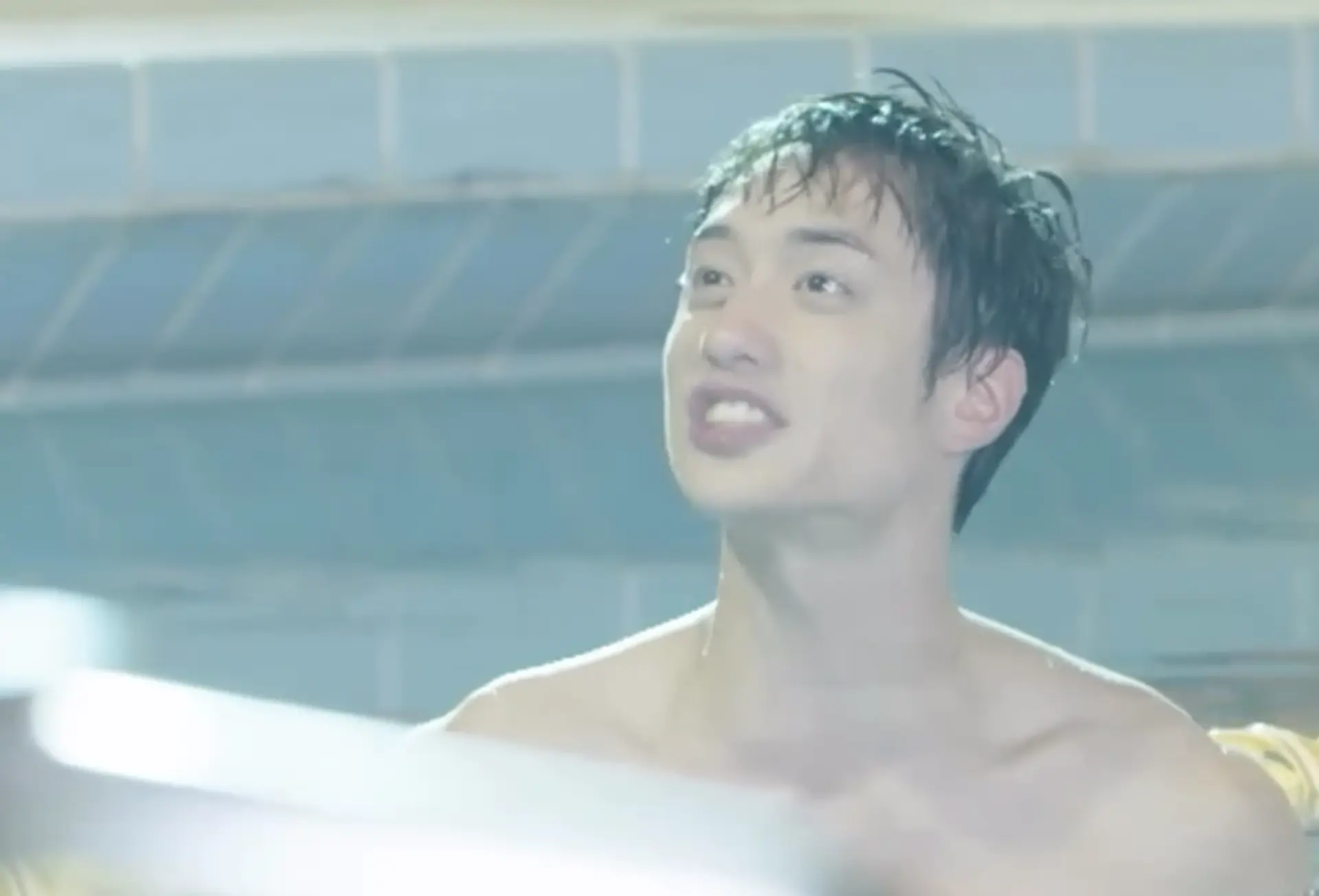 他自小夢想成為運動員，小學時加入游泳校隊，考入賽馬會體藝中學後，因中二時運動過度導致膝蓋受傷，才被迫放棄游泳，後經同學建議加入話劇團，從此踏足娛樂圈。(圖：網絡截圖)