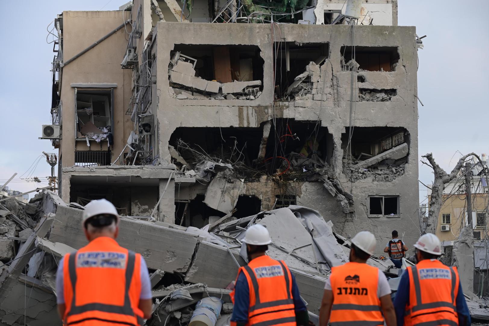 6月16日,在以色列布內布拉克,應急和救援人員在一處導彈襲擊現場開展工作。(新華社)