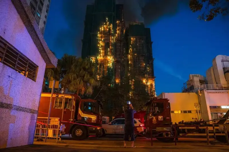 大埔宏福苑大火，消防處於傍晚6時22分將火警升為五級。（電視截圖）