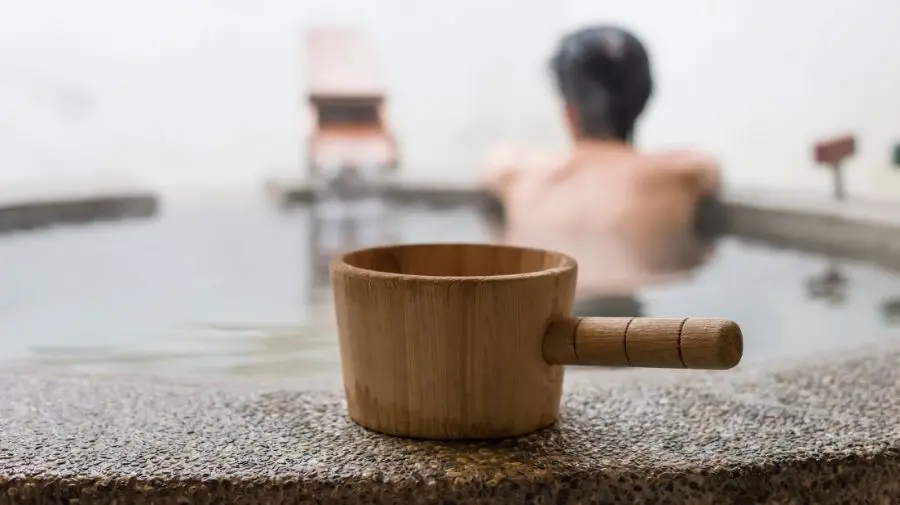 暖活的溫泉水不但能幫助血液循環、舒緩肌肉張力，並且對於關節疼痛等老年人常見的問題有一定的改善作用。