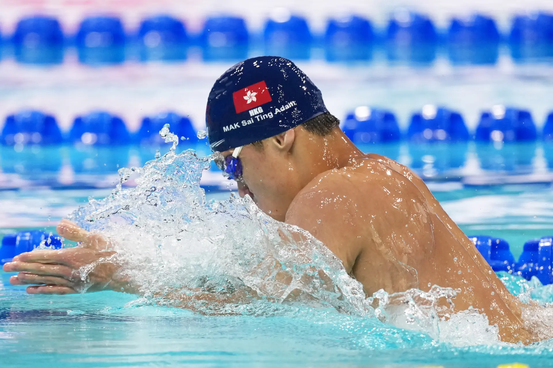 11 月 15 日晚的男子 200 米蛙泳決賽中，年僅 19 歲的香港「蛙王」麥世霆憑藉凌厲後勁上演逆轉佳話，以 2 分 09 秒 93 的成績斬獲銅牌。(圖：新華社)