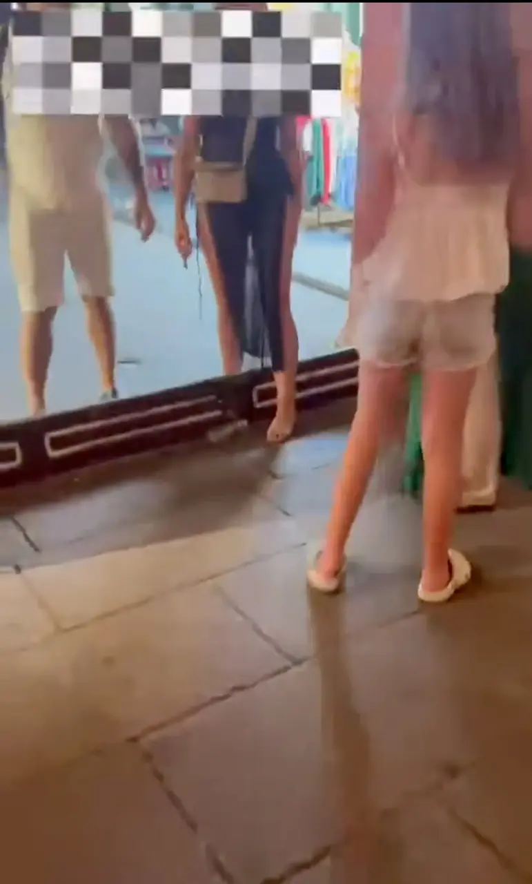 越南會安古城發生一樁熱議趣事，一名女遊客身穿透視高衩薄紗裙欲進入來遠橋遺址，因服裝不符合當地規範，遭導賞員以英語耐心勸退，專業處置方式獲大批網民肯定與讚賞。（來源：islambazma@X）