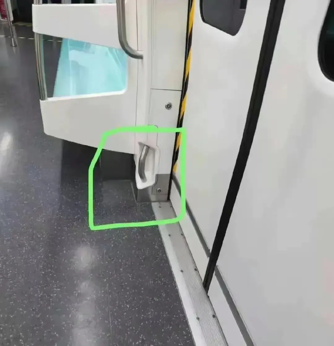 中國內地地鐵車廂貼近地面的神秘小扶手，在Threads引發網友熱議，大批網友腦洞大開瘋狂歪樓猜用途，知情人士最終揭露其真實功能，徹底解答大眾疑惑。（來源：hggyd_4325@threads）