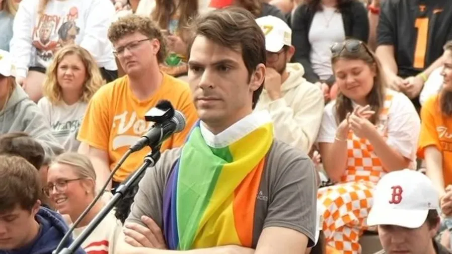 特朗普鐵桿政治盟友遭槍擊身亡 特朗普下令全國下半旗的封面圖片