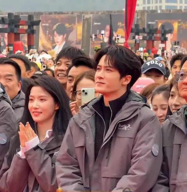 《何不同舟渡》開機後，檀健次與盧昱曉9公分理論身高差因同框畫面飄忽引爭議，活動、開機、海報畫面落差明顯，輿論質疑刻意造熱點轉移焦點，也點明CP感終究取決於演技而非身形數據。（來源：新浪微博）
