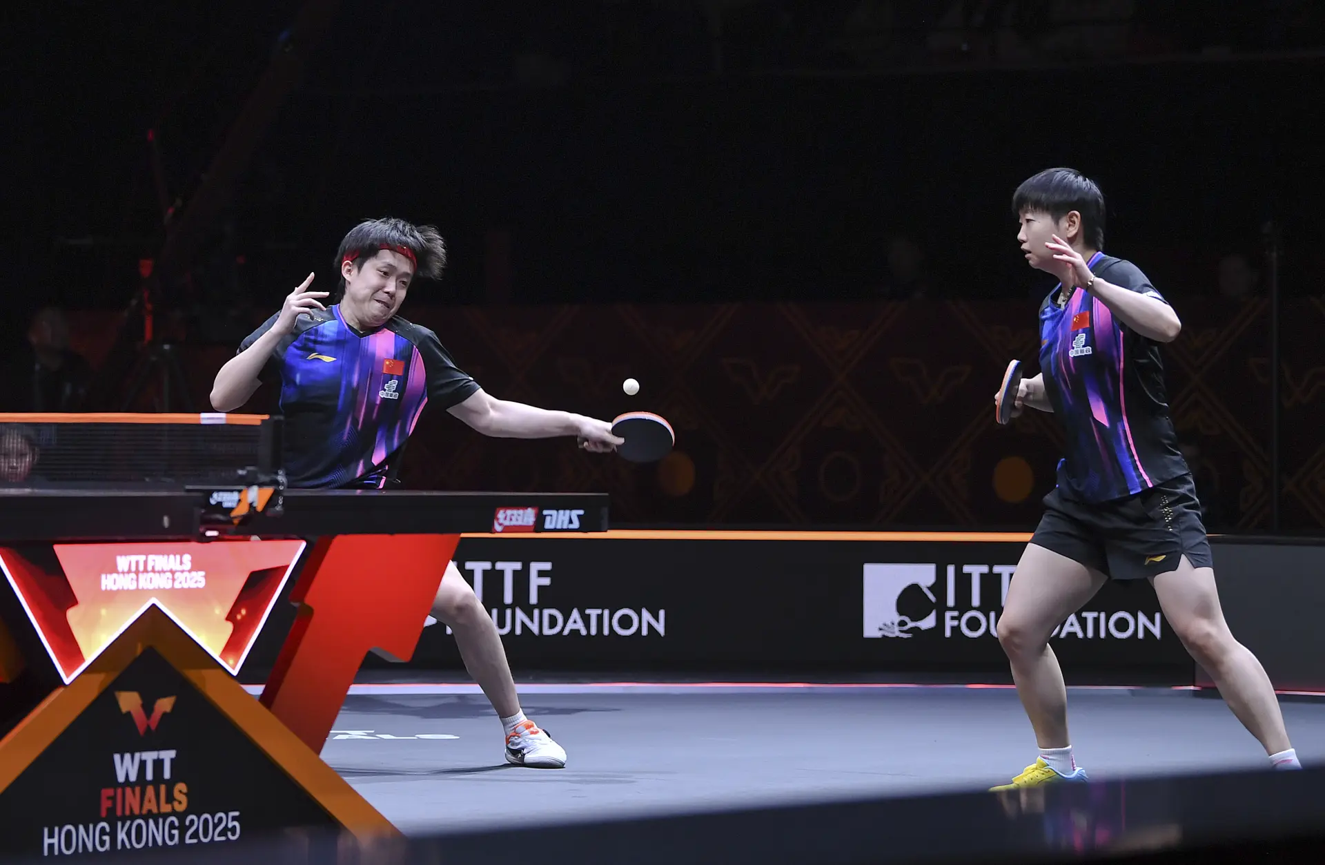 2025年12月11日下午，WTT香港總決賽混雙分組賽迎來焦點對決，持外卡參賽的「莎頭組合」王楚欽/孫穎莎迎戰混雙世界排名第一的隊友林詩棟/蒯曼。(圖：新華社)