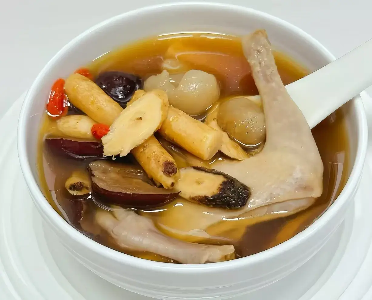 清燉鴿湯最保營養，鴿肉焯水後加薑片、紅棗、枸杞小火燉60分鐘，最後加鹽即可。（示意圖來源：小紅書網友）