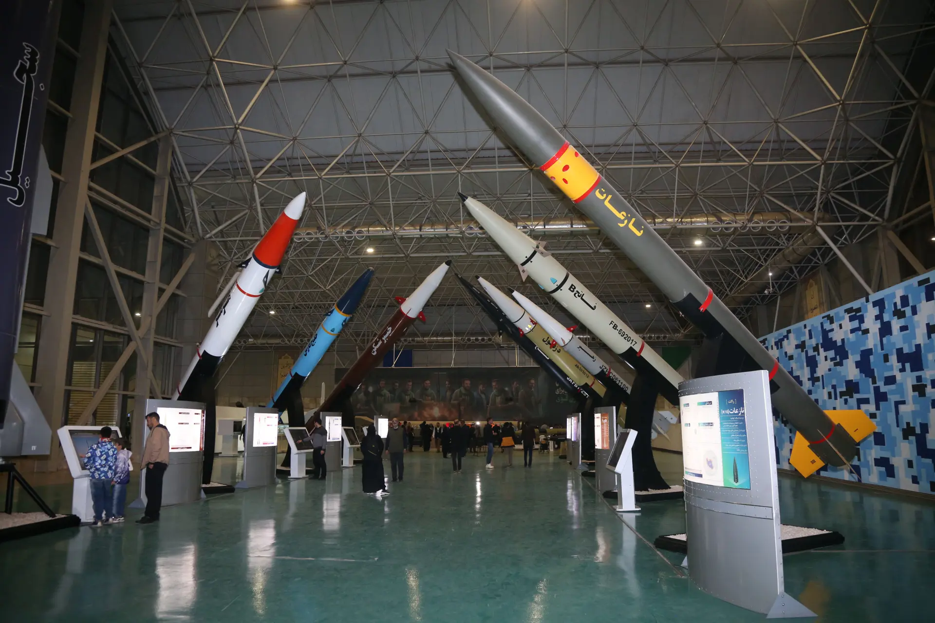 近日，伊朗首都德黑蘭的國家航空航天公園人氣爆棚，一場特殊的「武器盛宴」正在這裡上演。伊朗伊斯蘭革命衛隊航空航天部隊主辦的這場展覽，不僅帶來了本國最新研發的導彈與無人機，更有伊以衝突中的「戰利品」驚喜亮相。(圖：新華社)