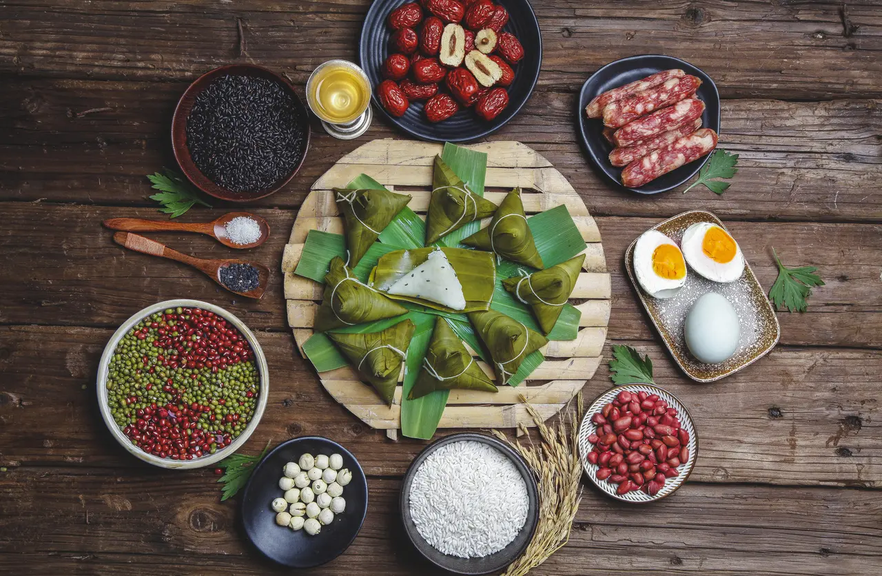 如今，無論是不是端午節，偶爾都能在網上刷到「粽子甜鹹大戰」的帖子。這場跨地域的口味爭辯，從來都不只是擡槓，而是藏著中華飲食文化的密碼。（示意圖來源：網絡）