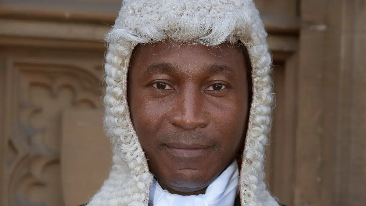 此次修訂後,刑事法庭終於跟上改革步伐,新指引明確指出,當某些族群因特定髮型傳統導致佩戴假髮不適或不符實際時,無需特別申請即可免戴,旨在避免對受保護特徵產生歧視性影響。(圖片:網絡翻攝)