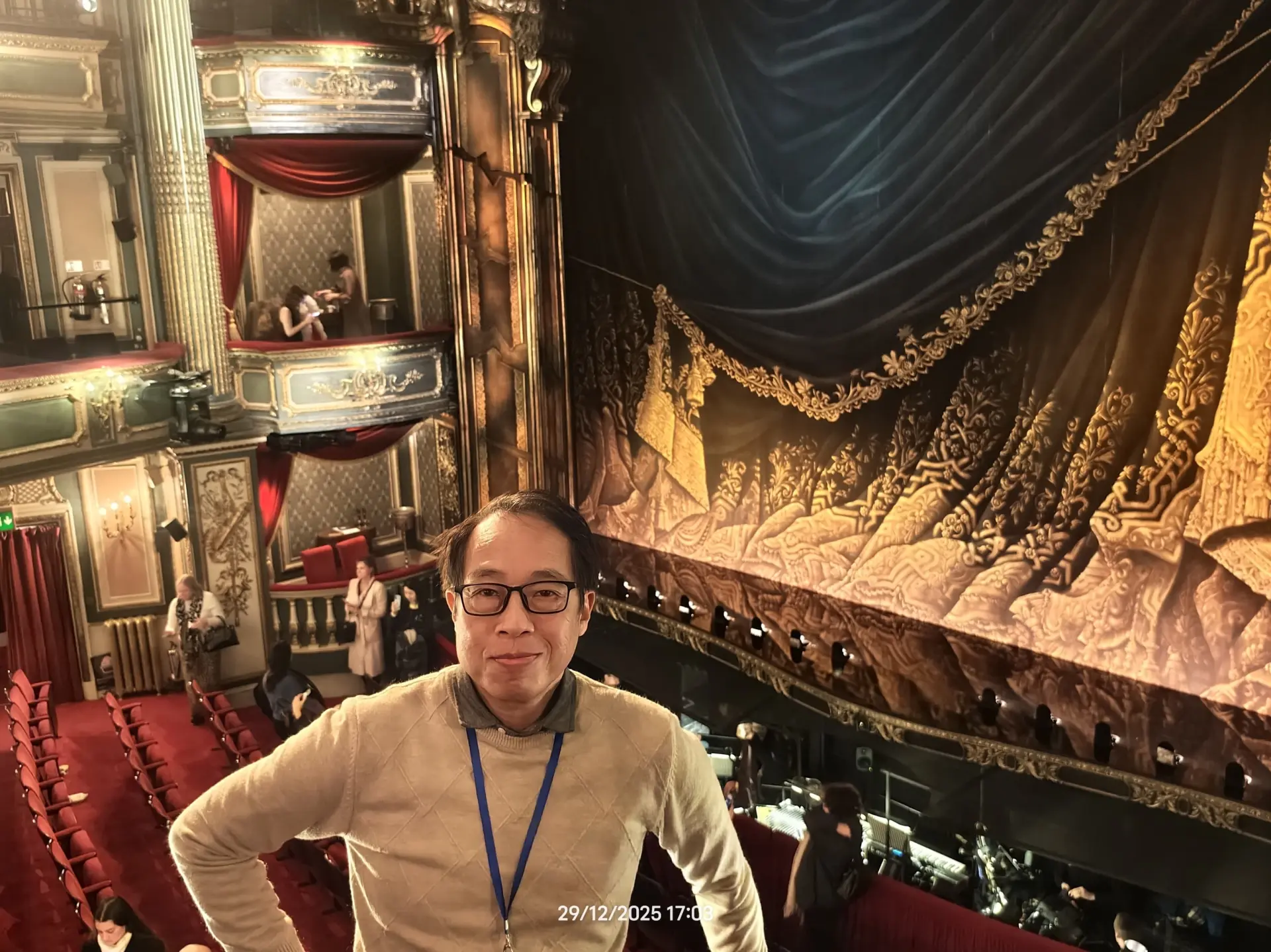 這座劇院位於英國倫敦。具體來說, 它是位於倫敦西區乾草市場（Haymarket）57號的國王陛下劇院（His Majesty's Theatre）。(圖：陳鳳翔)