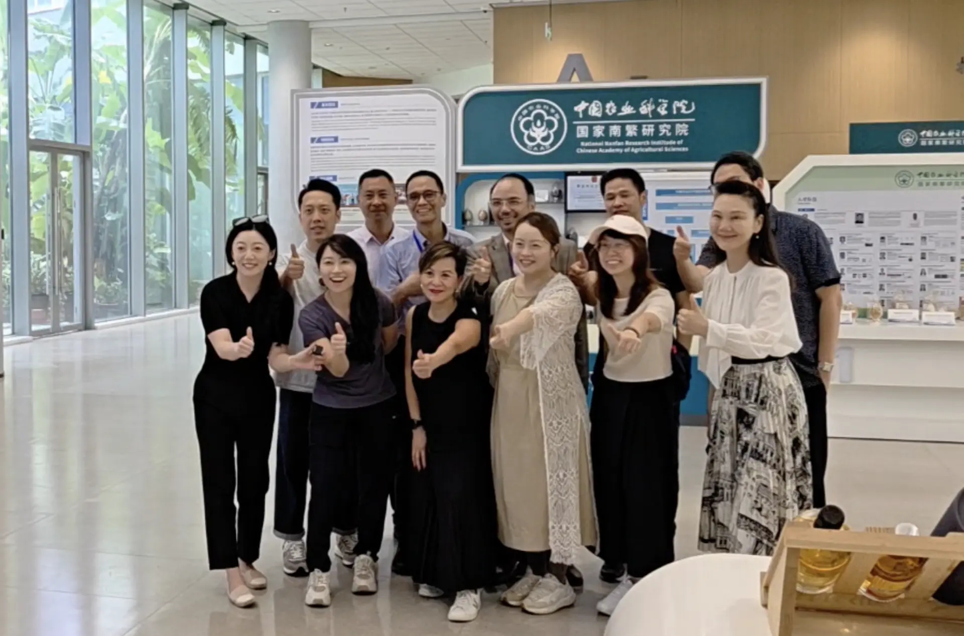 與一眾團友（中國記協台港澳工作部副主任張毓育、巴士的報盧永雄、HKG報周天慧、立法會議員陳穎欣、沖先生、港人講地潘惠霞、天機傳媒曾子晴等）南繁院大堂留影