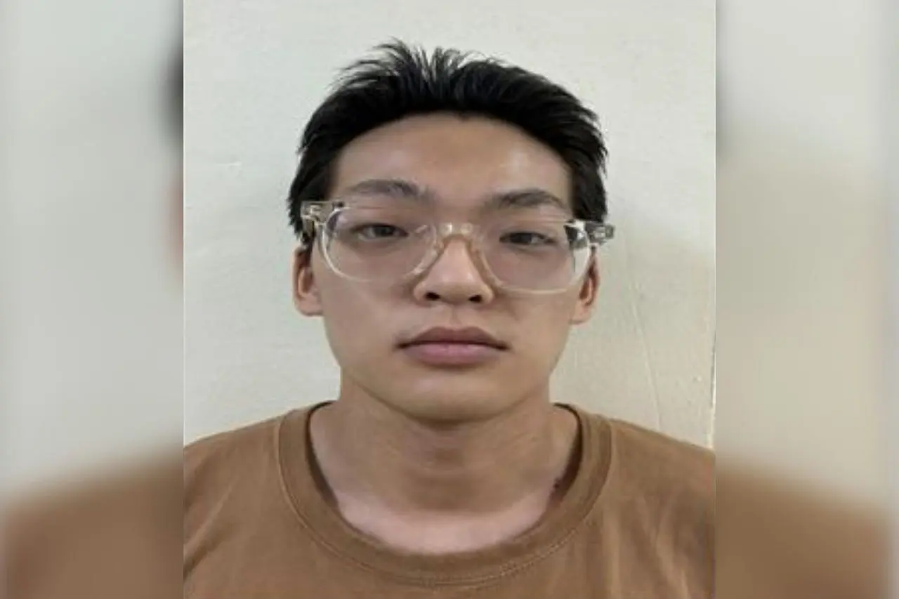 韓國一名26歲男子金成佑，因婚姻與家暴糾紛闖入妻之娘家行兇，持刀殺害年逾五十的丈母娘，挾持妻子逃往江原道。其妻控訴遭脅迫成婚、長期受暴，母親捨身護女的經過令人心痛。（來源：首爾警察廳）