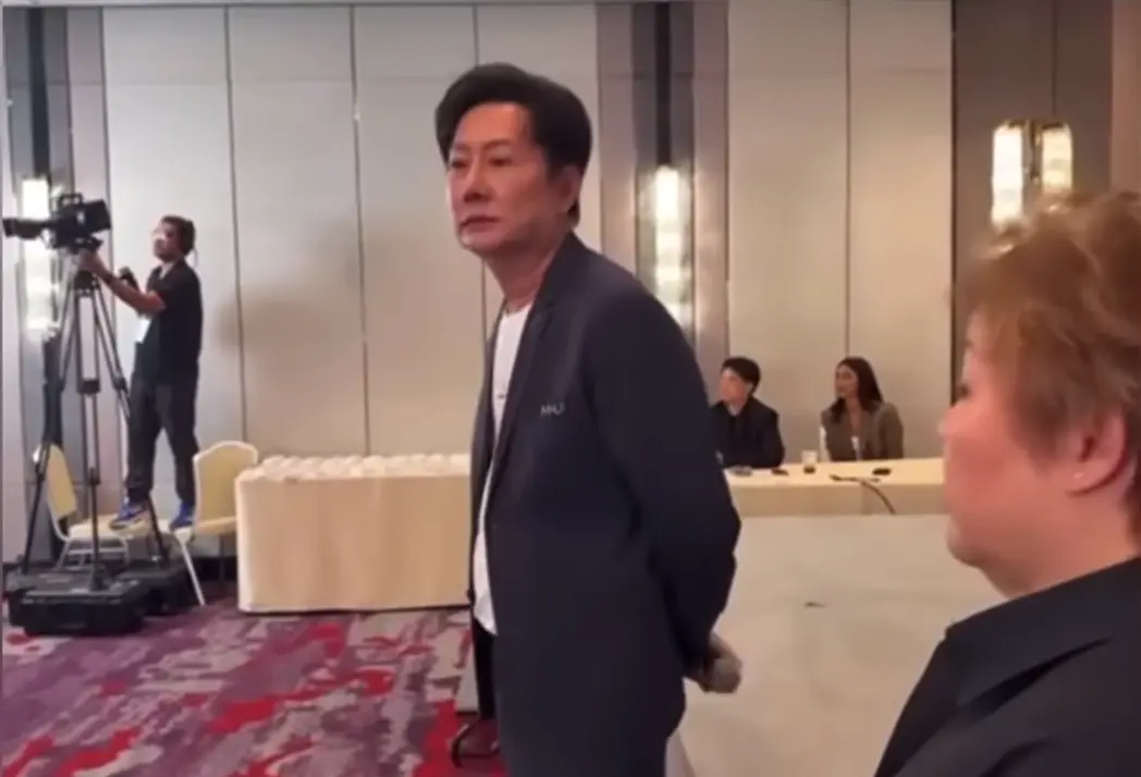 第74屆環球小姐佩綬帶儀式（sash）上，墨西哥小姐（Fátima Bosch）遭賽事高層納瓦特（Nawat Itsaragrisil）公開斥責，引發多名佳麗集體退場抗議。（視頻截圖來源：  Asia Now@YouTube）