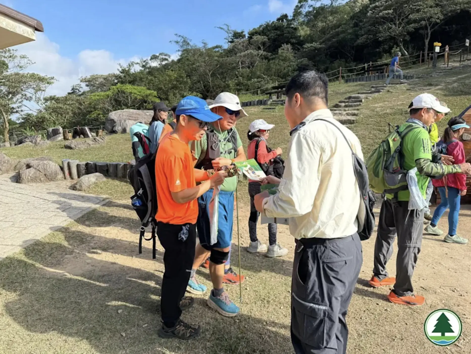 漁護署指今年已提早部署管理措施，自 11 月起加強巡邏頻次與設施清潔，並向遊人宣傳「行正路，護步道」「自己垃圾，自己帶走」等理念。(圖：香港郊野公園@FB)