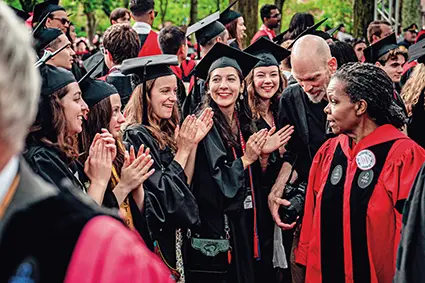 在美國馬薩諸塞州劍橋，哈佛大學畢業生參加畢業典禮 (新華社)