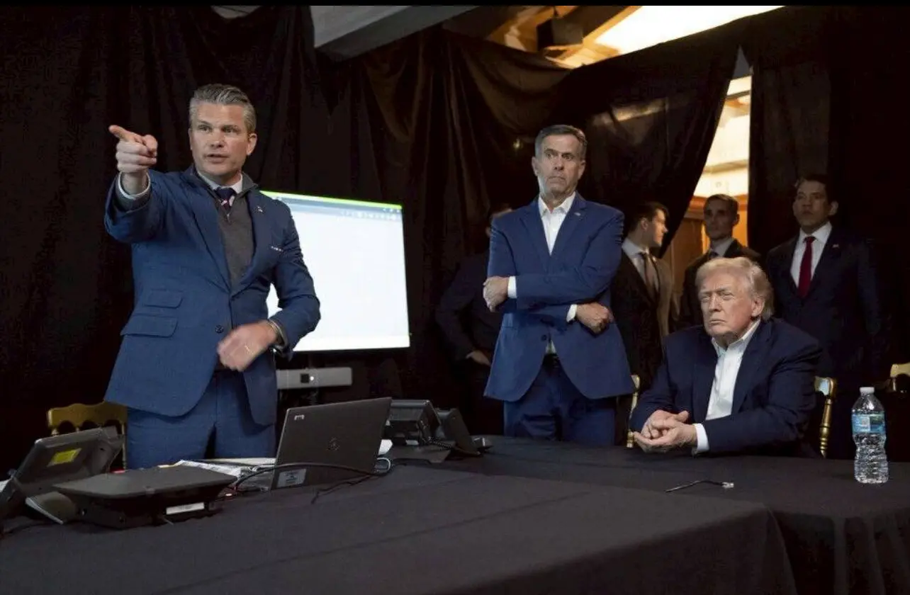 特朗普，國防部長等即時觀看美軍突襲拉人過程。(圖/X@whitehouse）