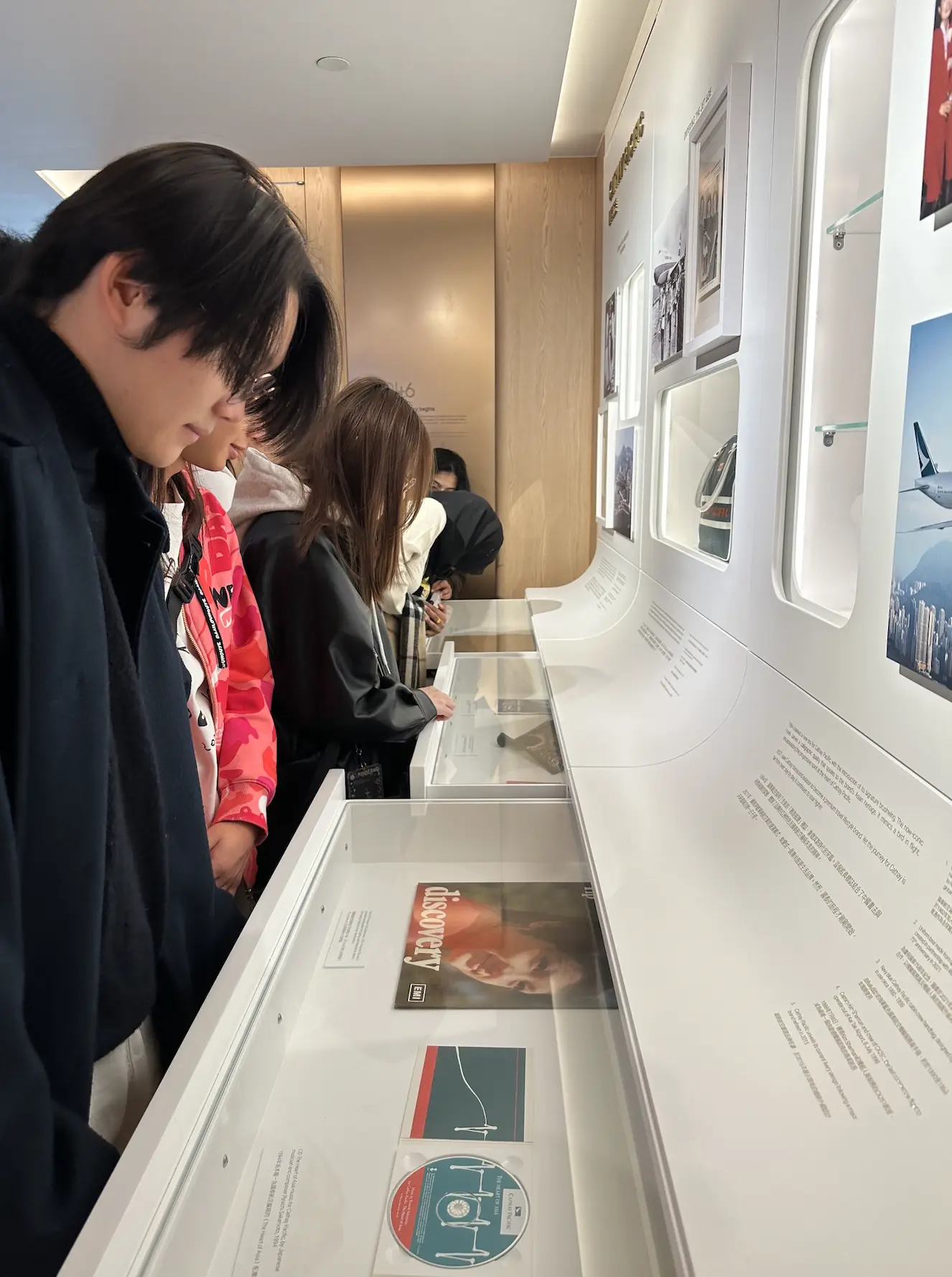 參訪結束前，同學們走進國泰城的紀念品商店，不少人都選購了飛機模型、國泰標誌產品等紀念品。 這些物品不僅是行程的紀念，更承載了他們對這次體驗的珍視與對國泰品牌的認同。(圖：陳杰)