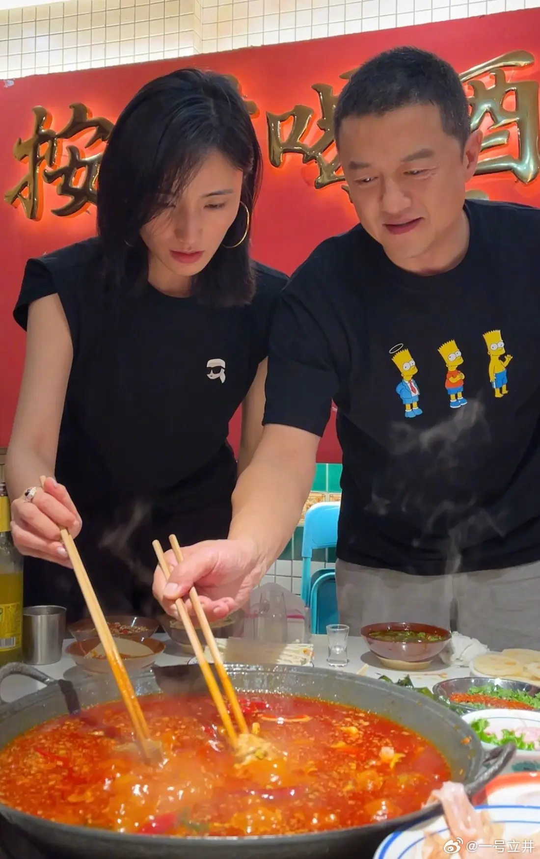 為償還債務，李亞鵬轉型直播帶貨，曾創下半年超 2 億元銷售額，但仍難以扭轉困境。他曾坦言長達 6 年零收入，去年更在直播中因還債壓力失聲痛哭，訴說連續一周吃外賣的經歷。​(圖：一号立井@微博)