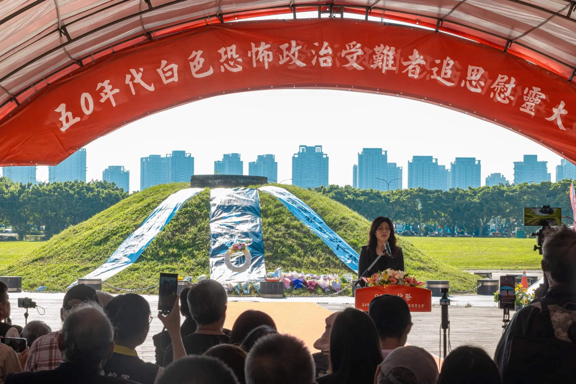 鄭麗文主席選擇在此時、此地、以國民黨主席身分出席白色恐怖受難者秋祭，象徵意義遠大於「追思」，更是一場正面面對歷史「奪回話語權」，握回把過去歷史重拾敘事的主導權，打開未來國民黨「台灣新政治布局」的開始。(圖：鄭麗文@FB)