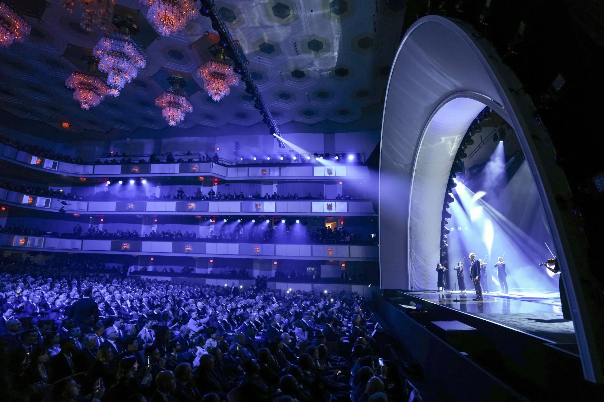 2026年美加墨世界盃分組抽籤儀式在美國華盛頓約翰甘迺迪表演藝術中心圓滿落幕。本屆賽事首度擴軍至48支球隊，創下104場比賽的歷史紀錄，抽籤結果揭曉後，各小組形勢與亮點賽事立即引發全球球迷熱議。(圖：新華社)