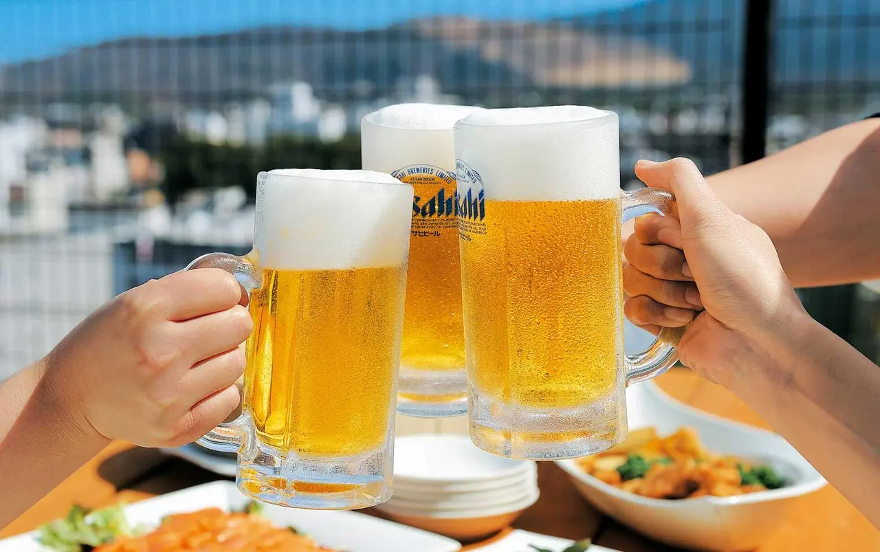 啤酒裡有大量麥芽糖，一瓶500毫升的啤酒，相當於吃了兩個饅頭的碳水，血糖會先飆升後驟降，像坐過山車一樣傷身。（示意圖來源：網絡）