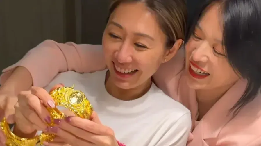 胡定欣婚後首蒲頭！胡杏兒贈六位數龍鳳鈪 腹部隆起疑雙喜臨門：下次戴住岀 Show的封面圖片