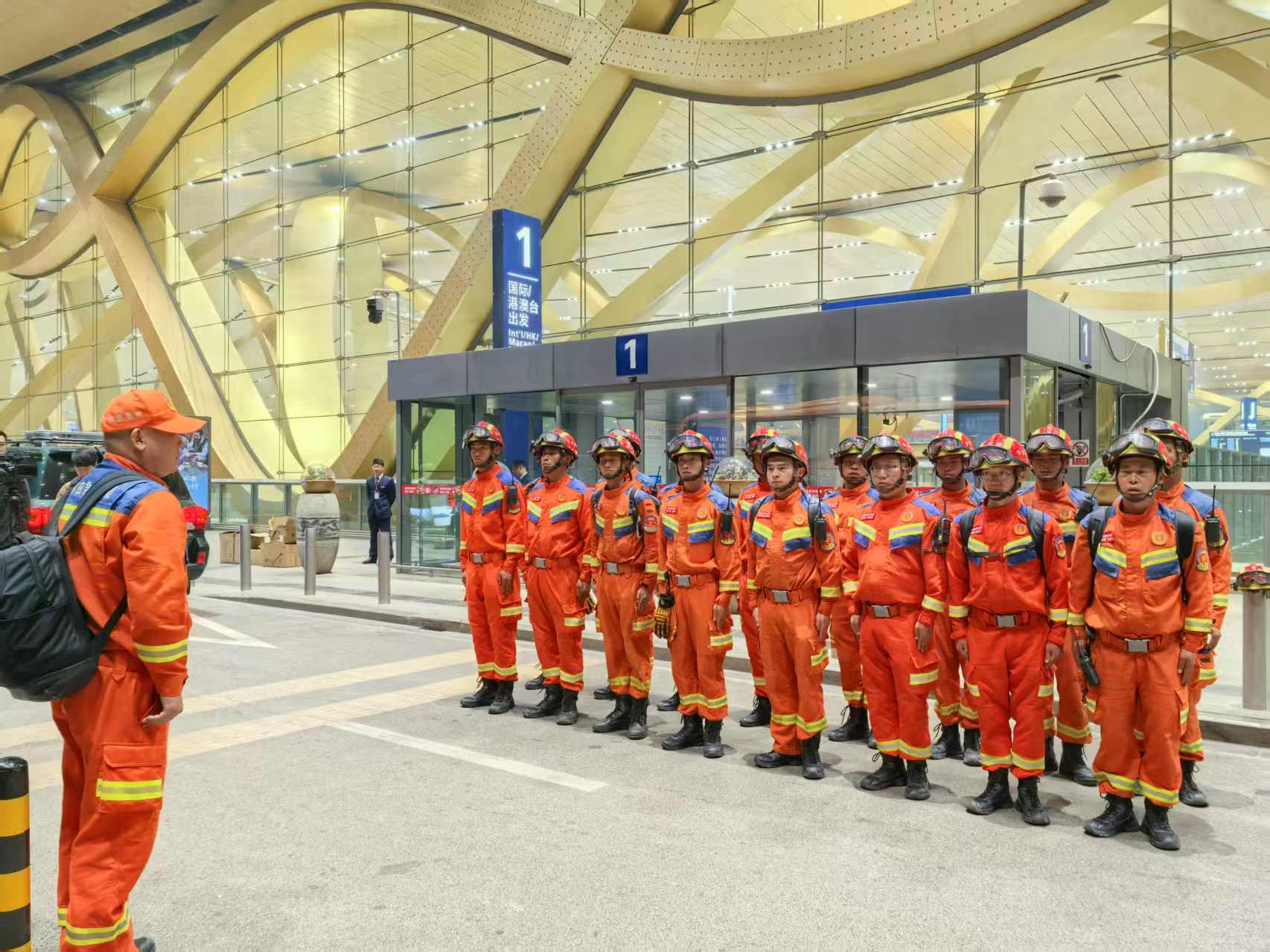 中國雲南救援醫療隊在昆明長水國際機場出發大廳外列隊準備趕赴緬甸地震災區。 3月29日6時許，中國雲南救援醫療團隊一行37人攜帶全功能生命偵測器、地震預警系統、攜帶型衛星、無人機等緊急救援物資，從昆明長水國際機場搭飛機出發，趕赴緬甸地震災區。 （新華社）