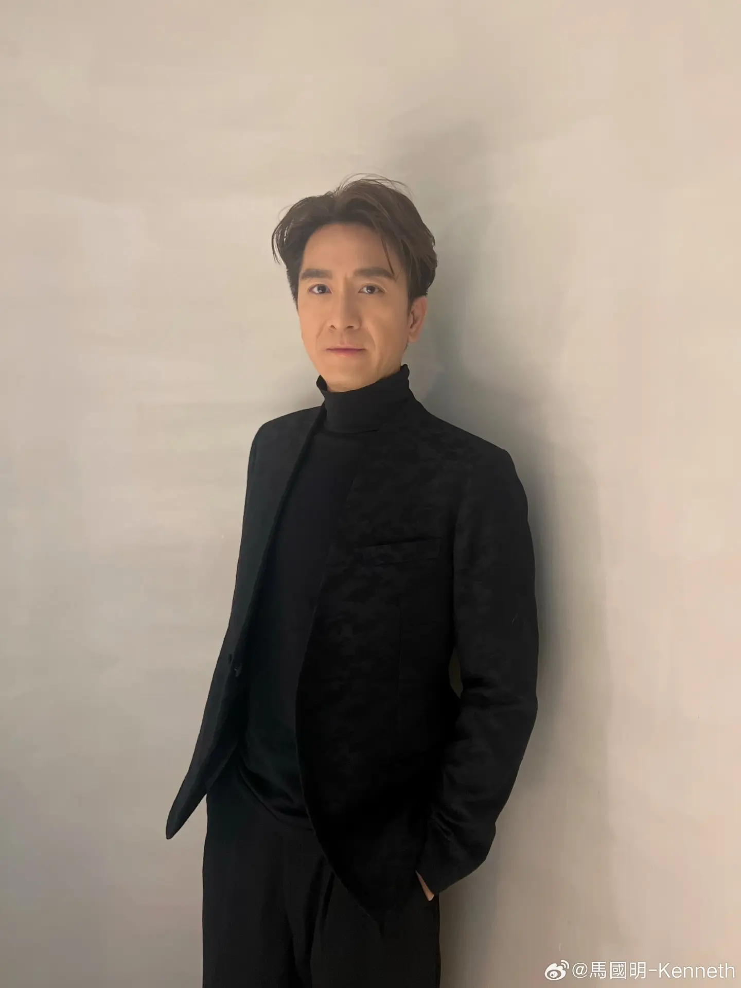 馬國明在家中排行最細，有兩個雙胞胎姊姊，與父親感情一向深厚。此次父親離世後，他選擇低調治喪，不對外過多透露細節，而湯洛雯全程陪伴在側，悉心照顧家中長輩。(圖：馬國明-Kenneth@微博)