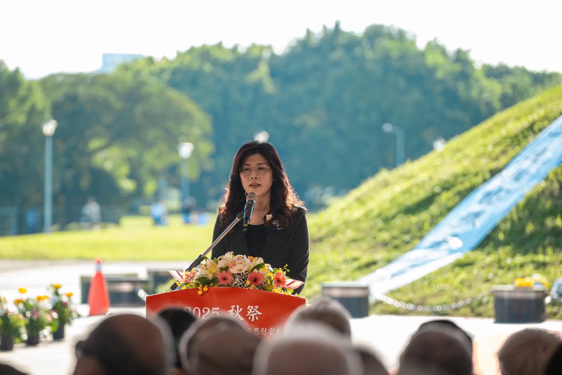 這次，鄭麗文以國民黨主席身分，參加「白色恐怖」秋祭，不再讓國民黨悄聲於這段歷史的「被動位置」，這樣的「突破處理」，也等於是公開、主動地承擔並宣示了： 國民黨會正視這段歷史，也不再把敘事權落在民進黨手中。(圖：鄭麗文@FB)