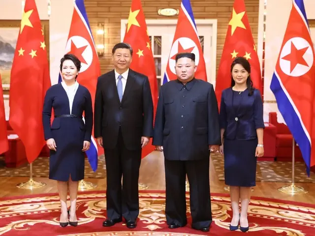 2019年6月20日，習近平同朝鮮勞動黨委員長、國務委員會委員長金正恩舉行會談。從左至右依次是習近平夫人彭麗媛、習近平、金正恩、金正恩夫人李雪主。（新華社）