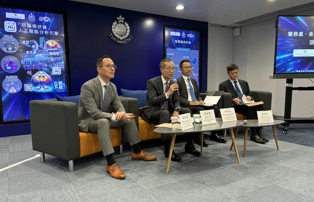 （左起）網絡安全及科技罪案調查科總警司林焯豪、警務處副處長（行動）葉雲龍、香港金融管理局助理總裁（法規及打擊清洗黑錢）陳景宏、通訊事務管理局辦公室助理總監（規管）湛兆仁講解今年首九個月詐騙案情況。（警方提供）