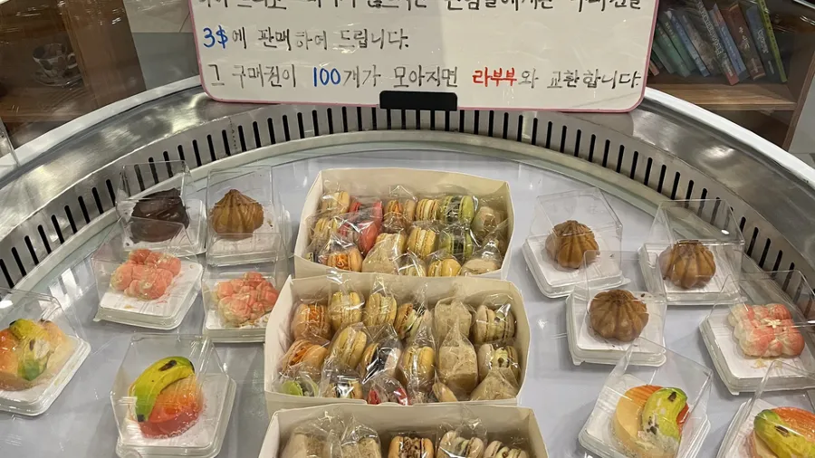 北韓也瘋Labubu？「高仿星巴克」里喝100美元咖啡才夠格兌換的封面圖片