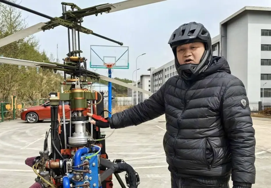 「唐飛機」一直堅稱駕駛該類超輕型飛機無需執照與報備，將其比作「樂園卡丁車」。(圖： 網絡翻攝)