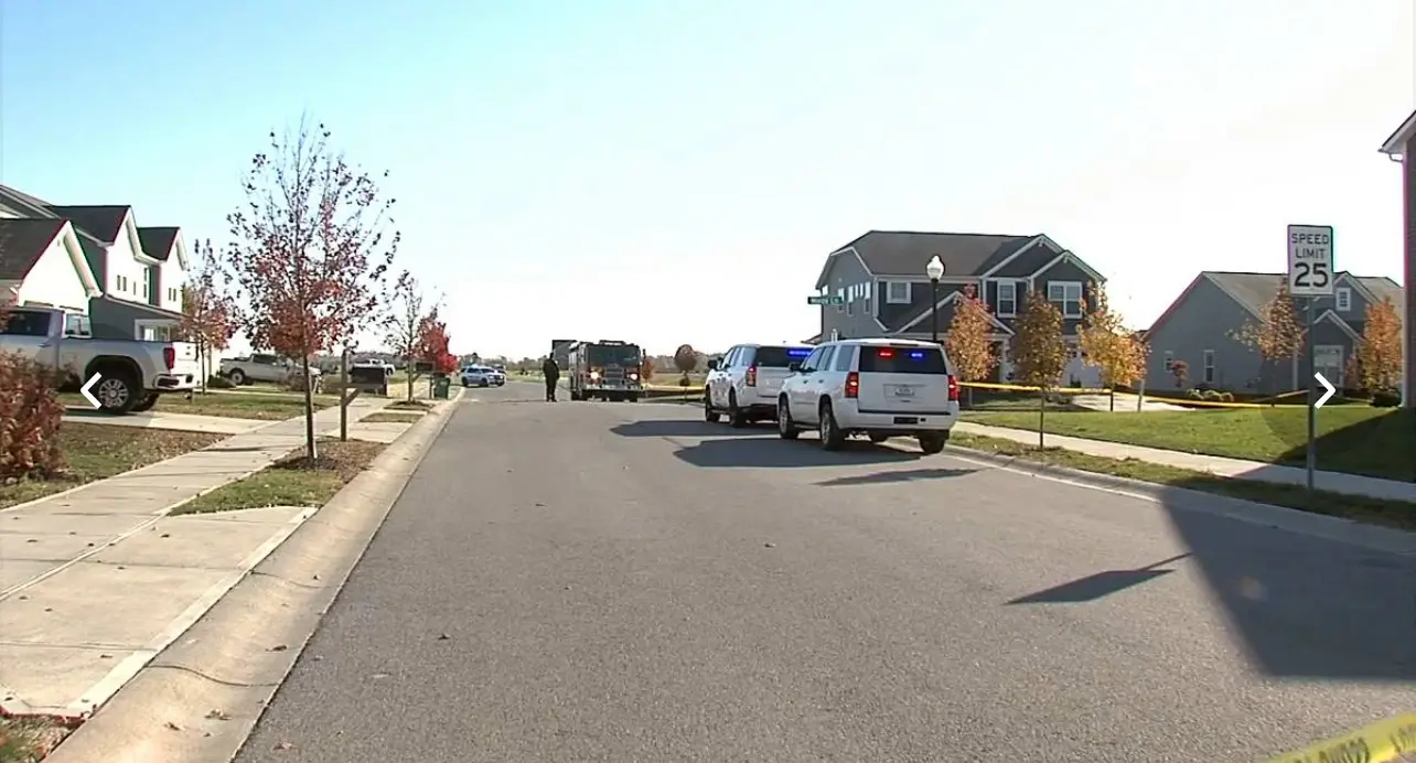 案發於周三（5日）早上近7時，地點為印第安納州首府印第安納波里斯（Indianapolis）西北約20英里的惠特斯敦（Whitestown）一處住宅區（WRTV截圖）