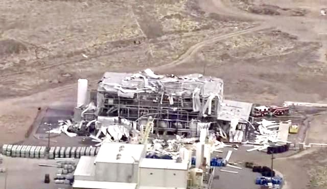 爆炸現場拍攝到的建築殘骸。(視頻截圖)