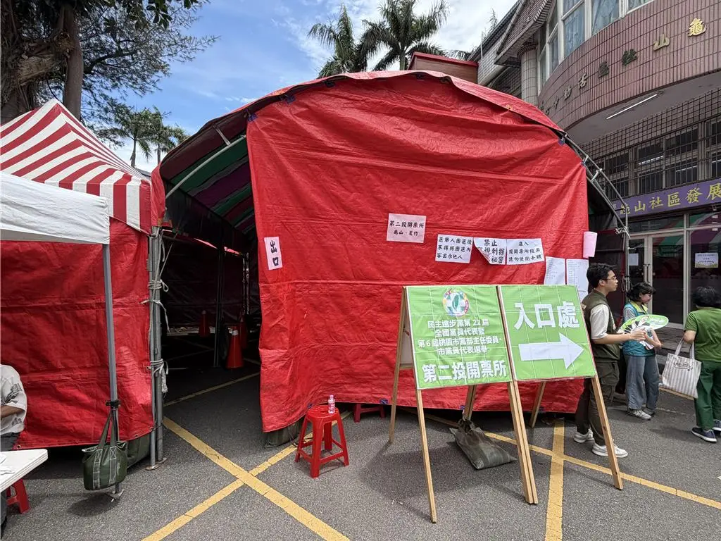 民進黨桃園市黨部主委歷經連4屆同額競選後，首度出現兩人對壘，24日衝出41.05％的高投票率，最終由前主委張火爐以2868票，贏過前立委湯蕙禎的1383票，順利出線。(中時)