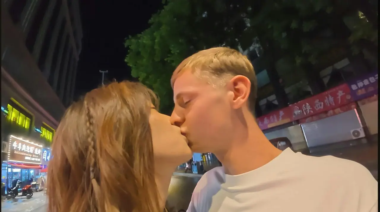 英國YouTube網紅RiskyRegg提前打賭，以20元麻辣燙結識西安一名英語教師並快速親近，拍片上傳外網後引發Easy Girl歧視爭議，涉事女教師怒斥網友，輿論爭議持續發酵。（來源：RiskyRegg@YouTube）